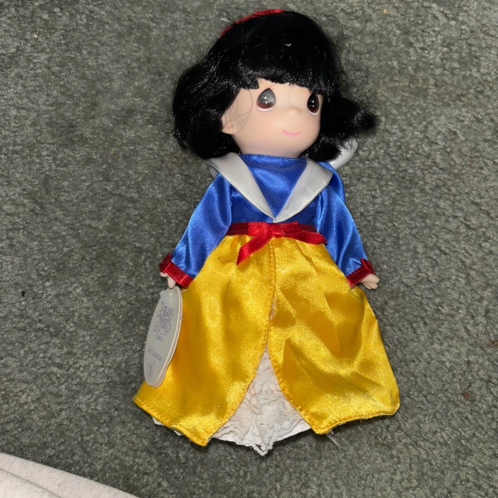 Precious Moments Snow White doll